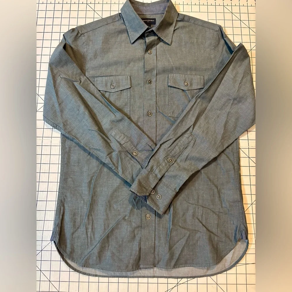 Banana Republic Men’s Size Small Grey Button‎ Down Shirt